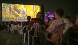 Cinema ao ar livre com famílias assistindo filme no Parque Nanci em Maricá
