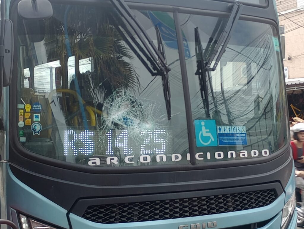 Maricá: Motorista perde o controle após acidente e destrói ônibus durante confusão na RJ-106 em Itapeba