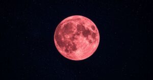 Lua de Morango’ poderá ser vista no Brasil nesta segunda-feira; saiba o que torna o fenômeno especial