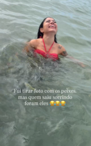 Maricaense viraliza ao tentar tirar foto em Porto de Seguro; Os peixes tinham outros planos