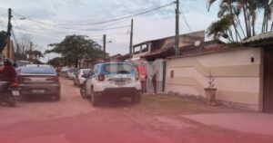Corpo de policial é encontrado em carro coberto por lona; sogro e outras duas pessoas acabam presos em Iguaba Grande