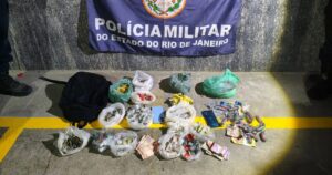 Ação da PM termina com três detidos e mais de 1,6 kg de drogas apreendidos em Araruama