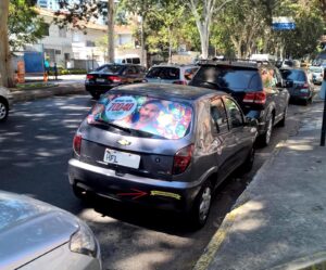 Adesivo de candidato no carro pode colocar seguro em risco; entenda