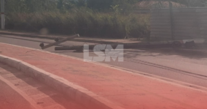 Carro bate em poste e interdita Estrada dos Cajueiros no sentido Inoã