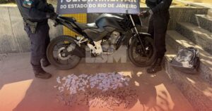 Ação da PM fecha cerco e prende dois homens com drogas e moto roubada em Araruama