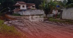 Maricá: Moradores denunciam lama e dificuldades de acesso em rua de Inoã