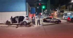 Perseguição termina em acidente e dupla é presa após roubo de carro em São Gonçalo