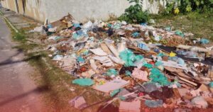 Terreno abandonado vira lixão a céu aberto e preocupa moradores em Itaipuaçu