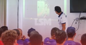 Tsunami recebe equipe da FERJ para palestra sobre novas regras do futebol