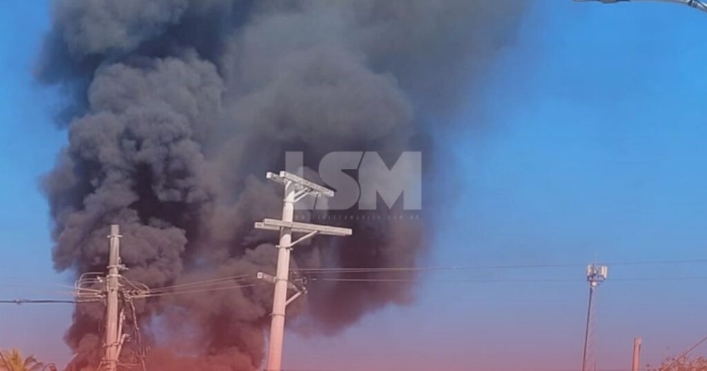 Incêndio de grandes proporções atinge depósito de reciclagem em Saquarema