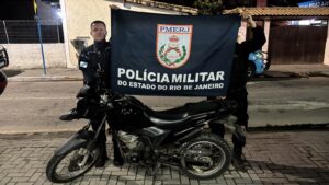 Maricá: Suspeitos fogem após troca de tiros com policiais e abandonam moto em São José do Imbassaí